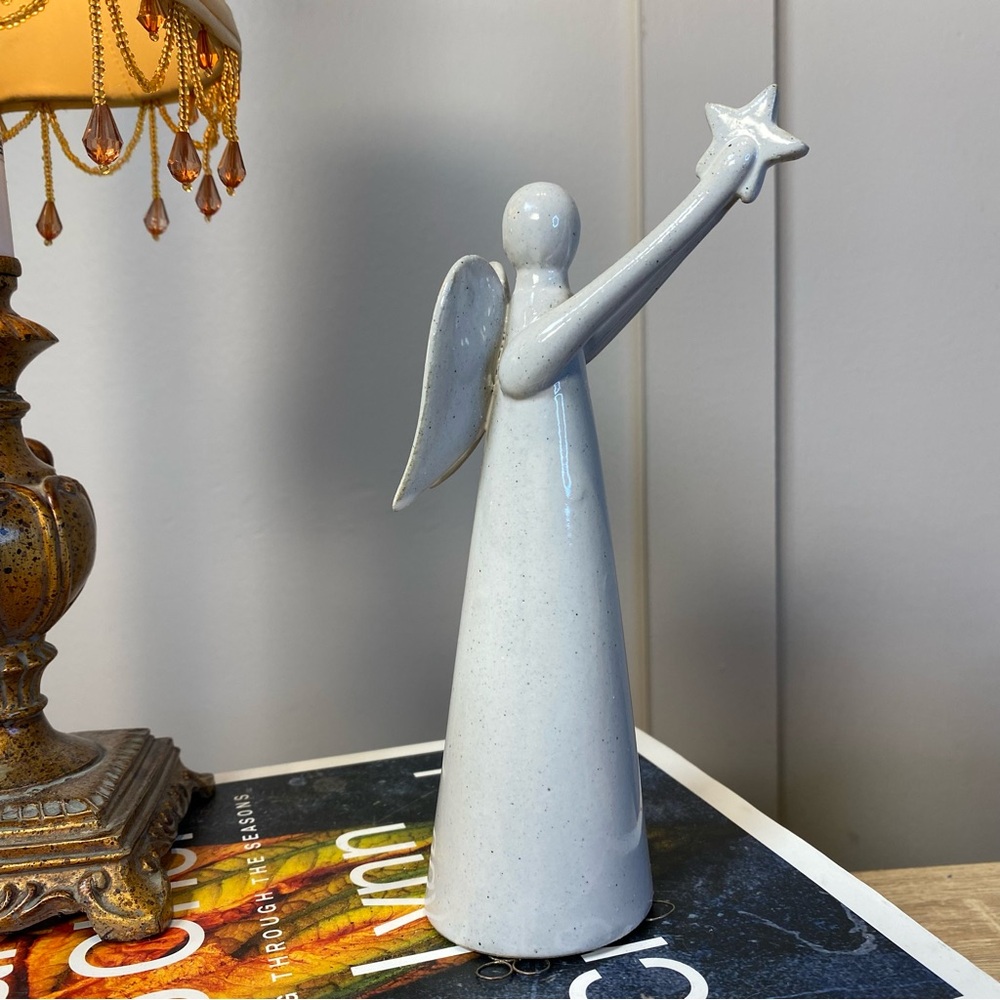 stoneware angel with star 7”